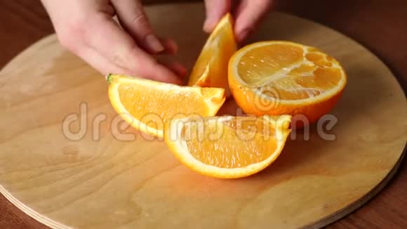 一个女孩的特写放在一张桌子上切片橘子视频的预览图