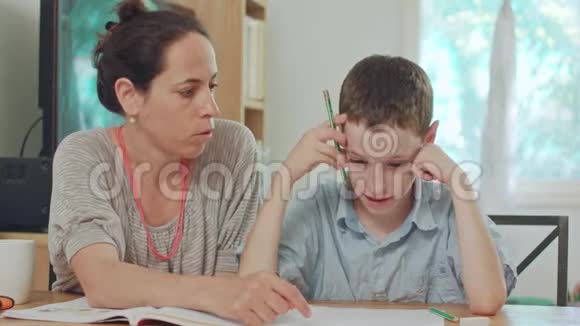 妈妈在家帮儿子做作业视频的预览图