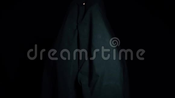 神秘的女孩戴着面具黑色的身体艺术隐藏在一块黑布后面视频的预览图