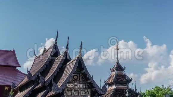 晴天在佛寺屋顶上移动的云层时间视频的预览图