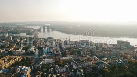 空中录像基辅乌克兰波地尔历史城市中心在城里河流和桥梁视频的预览图