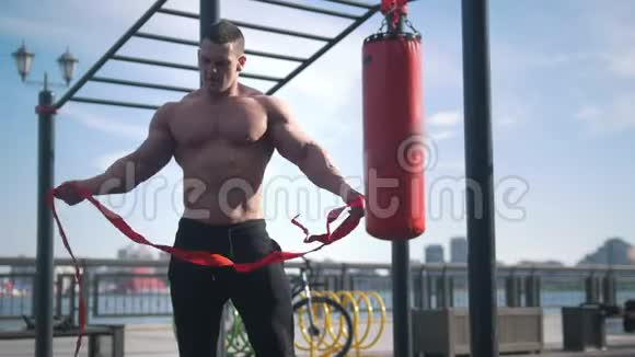 肌肉拳击手户外运动肌肉发达的双手用绷带在夏天锻炼视频的预览图