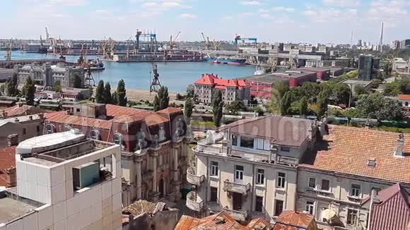 罗马尼亚康斯坦塔古老的历史中心古建筑和现代建筑混合在一起后面是商业港视频的预览图