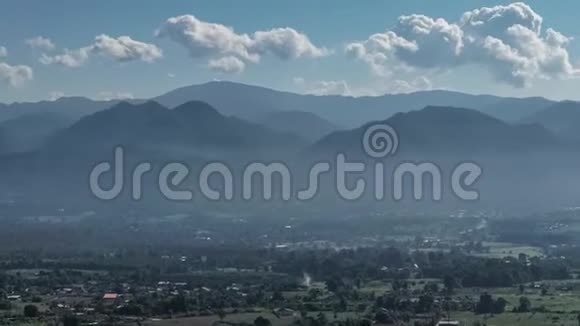 云层在山区上空移动的时间推移视频的预览图