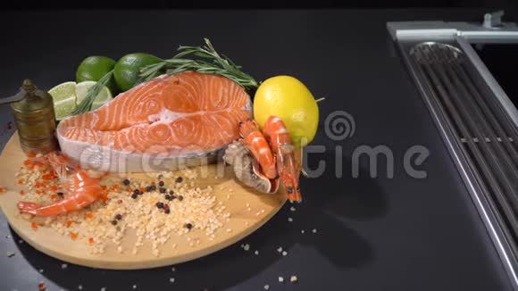牛排红鱼与柑橘和虾视频的预览图