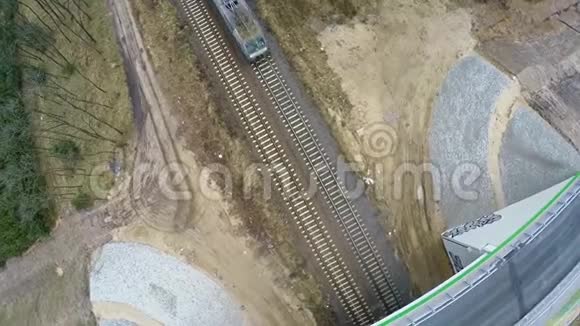 火车从桥下经过视频的预览图