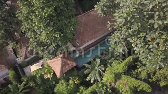 从空中俯瞰热带温泉的室外游泳池美妙的全景拍摄视频的预览图