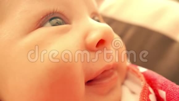 可爱的新生儿微笑宽镜头极致特写镜头视频的预览图