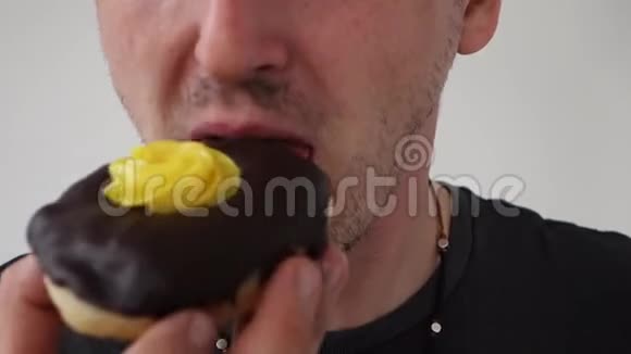 吃甜甜圈的男人视频的预览图