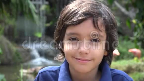 动物园里的西班牙男孩视频的预览图