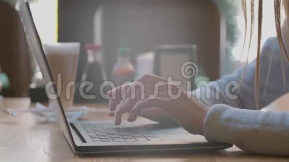 女人在办公室里用笔记本电脑键盘打字合上手提电脑键盘上的女人手视频的预览图