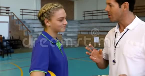 排球教练与少女交谈视频的预览图
