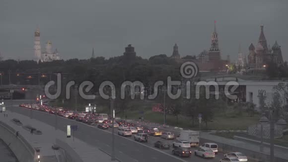 莫斯科克里姆林宫和Moskvoretskaya银行的夜景视频的预览图