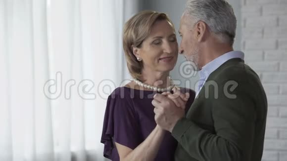 退休男女跳舞男人亲吻女人的手老年人约会俱乐部视频的预览图