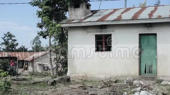 非洲一个贫穷村庄的小房子的景色垃圾在被摧毁的建筑物周围视频的预览图