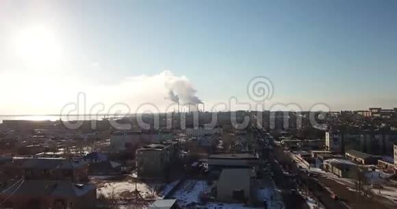 从城市和工厂的无人机上看浓烟从管子里冒出来视频的预览图