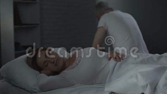 老年妇女睡觉男子倒坐在床沿男子健康视频的预览图