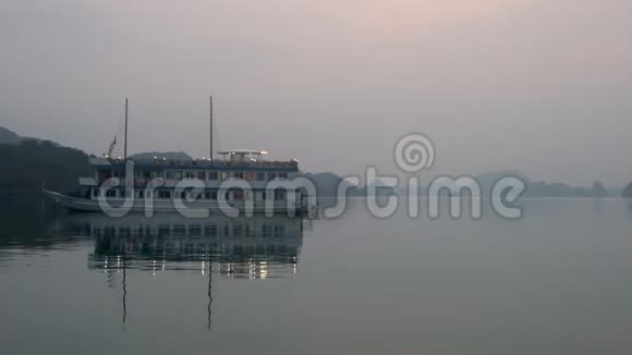 越南东北部黄昏时分游船漂浮在下龙湾视频的预览图