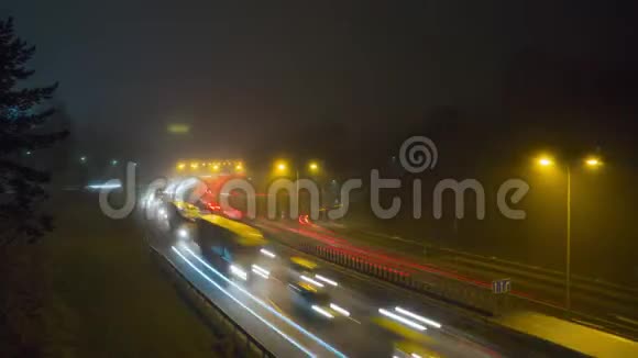 高速公路上雾气弥漫时间流逝视频的预览图