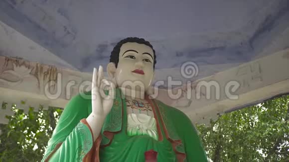 佛塔中穿着绿色衣服的佛像古寺坐佛雕塑亚洲宗教视频的预览图