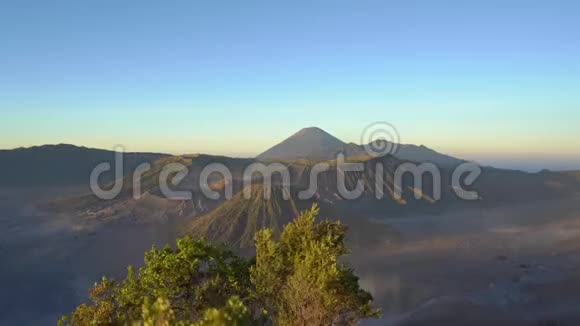 印度尼西亚爪哇岛腾格卡尔德拉火山内的Bromo火山的视点日出视频的预览图