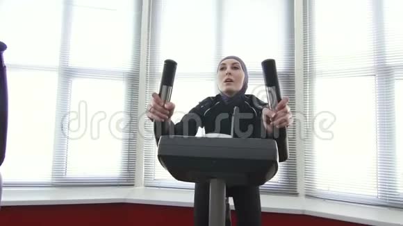 戴头巾从事健身运动的女运动员视频的预览图