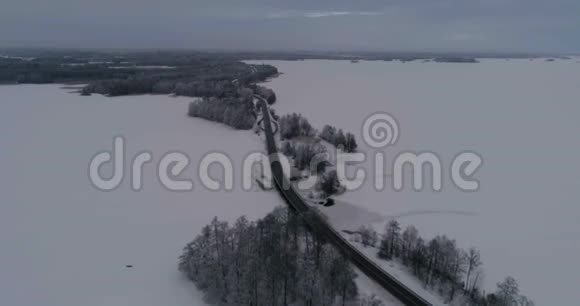 瑞典冰冻冰湖和道路的美丽空中视频视频的预览图
