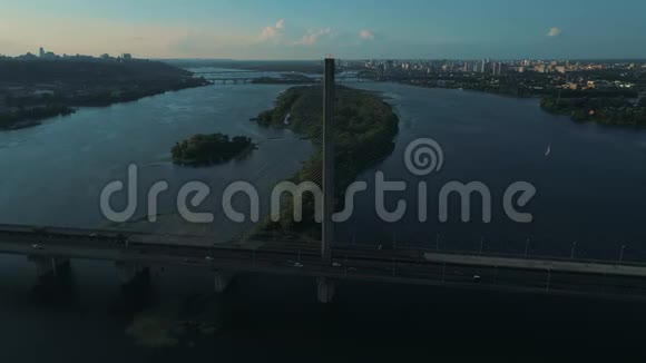 空中无人机镜头绕着基辅的南桥飞行视频的预览图