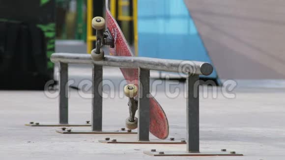 滑板旋转轮躺在滑板公园的栏杆上近景视频的预览图