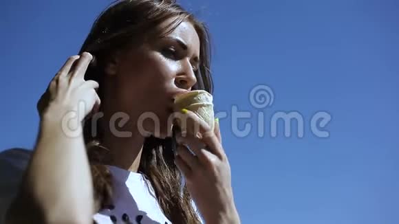 夏天在户外热吃冰淇淋的小女孩视频的预览图