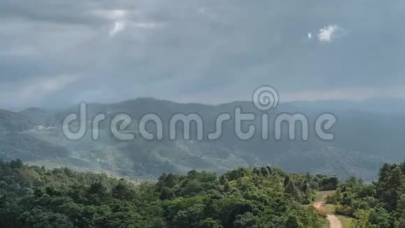 山岭上空天气变化的时间推移云和太阳光束移动视频的预览图