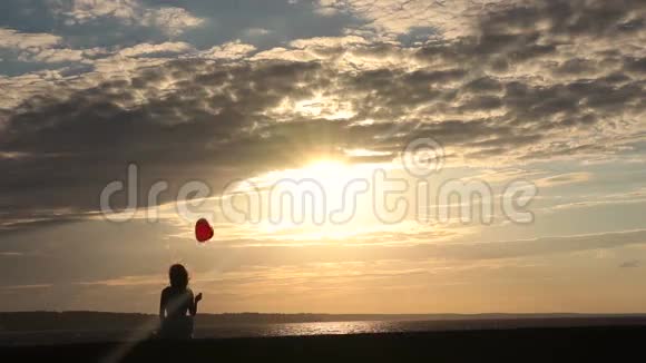 孤独的女人心球看日落视频的预览图