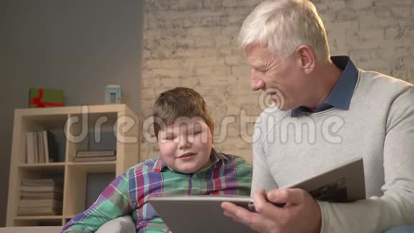 老人教一个年轻的胖子如何阅读祖父和孙子家庭幸福家庭和睦训练视频的预览图