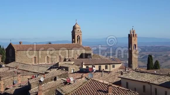 中世纪天主教会在蒙塔西诺的屋顶上意大利托斯卡纳视频的预览图