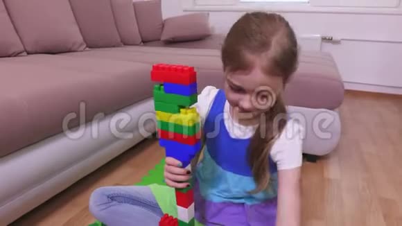 女孩用玩具砖筑高塔视频的预览图