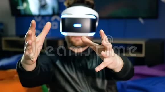 玩家第一次看到虚拟现实一个年轻人抓住不存在的物体视频的预览图