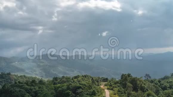 山岭上空天气变化的时间推移云和太阳光束移动视频的预览图