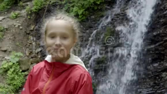 冷静的小女孩在森林里看着摄像机视频的预览图