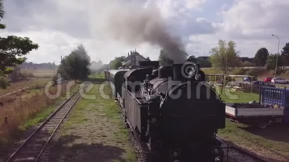 蒸汽机列车车厢和机车4k航迹轨道视频的预览图