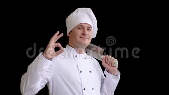 穿着白色西装的成年男厨显示出一种味道黑色背景下做饭视频的预览图