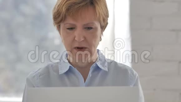 生病的老妇人在工作时咳嗽咳嗽视频的预览图