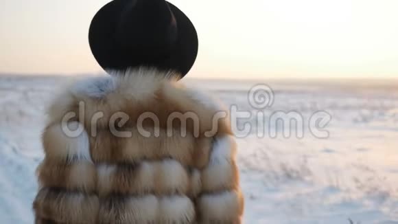 女人在雪地上散步视频的预览图
