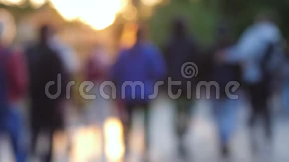 来自繁忙城市的背景人们晚上在街上散步视频的预览图