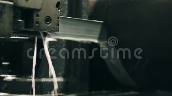 深色照明金属切割机用喷水切割一根大管子视频的预览图