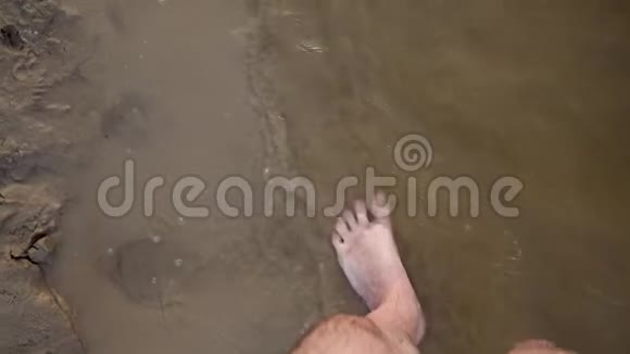 人类正沿着不同方向的溅水滴行走海滩季节慢动作特写视频的预览图