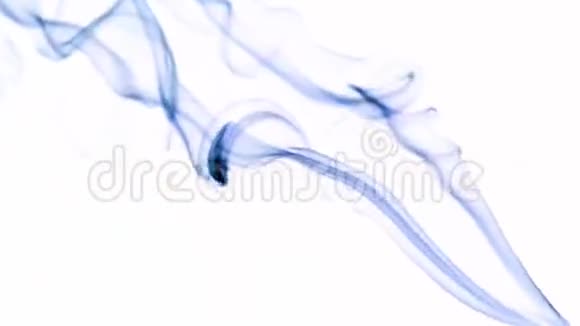 白色背景上流动的蓝色烟雾的录像100FPS慢动作视频的预览图