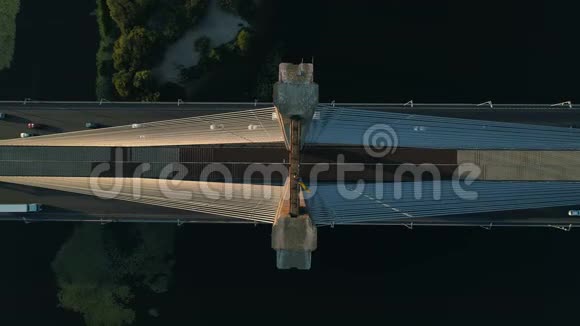 空中无人机镜头日落时在基辅南桥上俯视视频的预览图