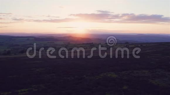 在温暖的夕阳下在风景优美的土地上拍摄空中拍摄视频的预览图