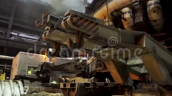 紧为大钩的冶金溜槽在工厂重工理念冶金机制视频的预览图