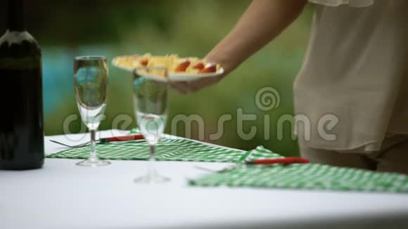 提供带有轻食庆典准备素食的女性餐桌视频的预览图